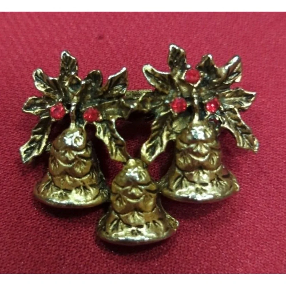 Vintage Christmas  Holiday Retro Brooch Pin Very Pretty